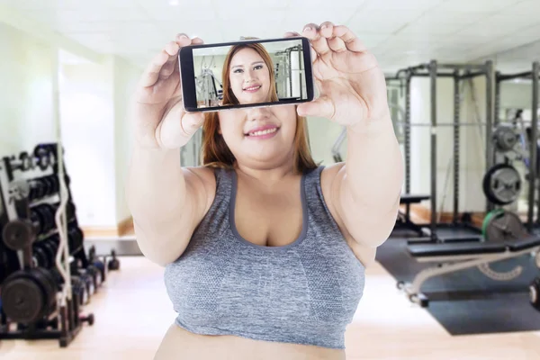 Λίπος γυναίκα παίρνει εικόνα selfie στο γυμναστήριο — Φωτογραφία Αρχείου