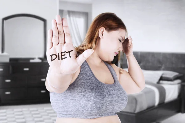 Donna grassa con testo dieta a portata di mano — Foto Stock