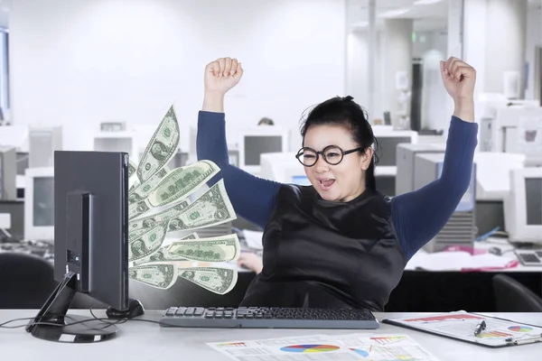 Kadın girişimci ekranda para arıyor — Stok fotoğraf
