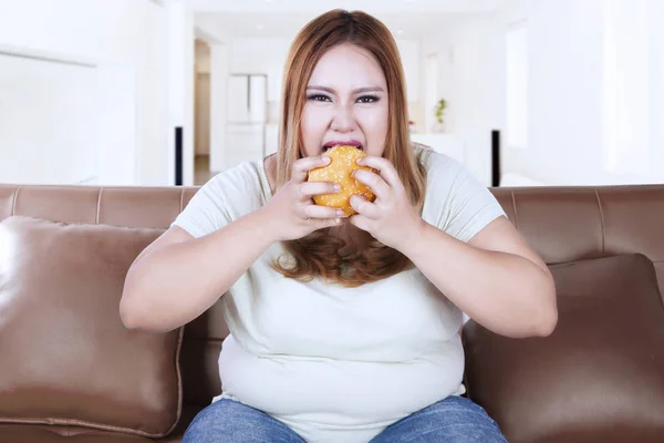 Açgözlü kadın hamburger yiyor — Stok fotoğraf
