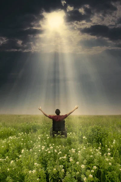 Homme handicapé avec lumière du soleil à la prairie — Photo