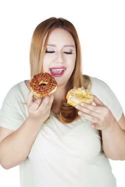 İki donut obez kadın tutar