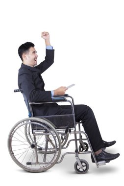 Tekerlekli sandalye ve tablet ile başarılı iş adamı 