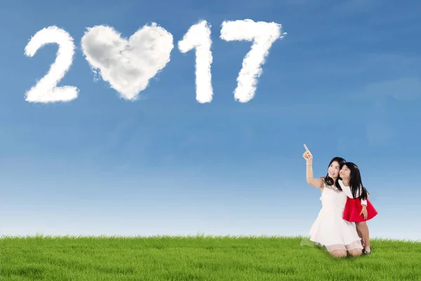 Mother and daughter with number 2017 on field — Stock Photo, Image