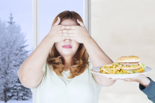 Obeso mulher fechar os olhos para junk food — Fotografia de Stock