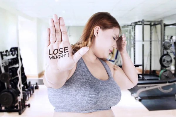 Fettleibige Frau zeigt Gewichtsverlust auf der Hand — Stockfoto