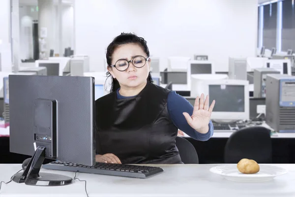 Vrouw weigeren gekookte aardappel op kantoor — Stockfoto