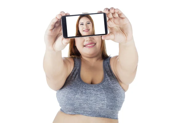 Kobieta bierze selfie z smartphone — Zdjęcie stockowe