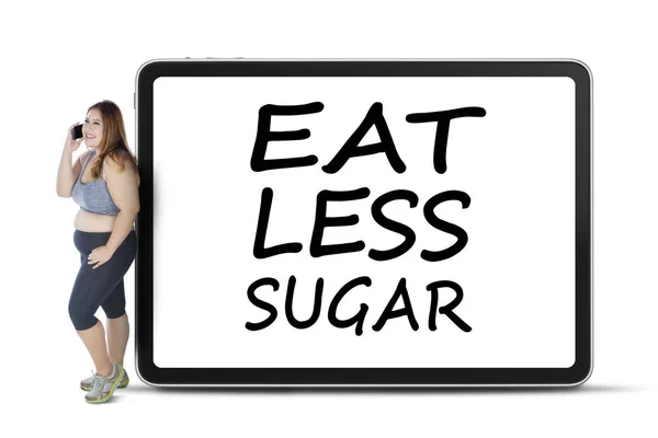 Жінка з їжею менше цукру на борту — стокове фото