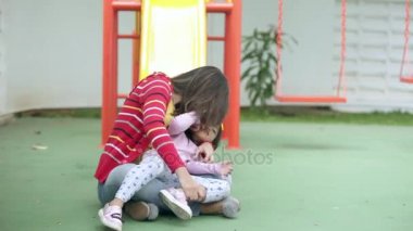   Anne kızı Bahçesi, öpüşme