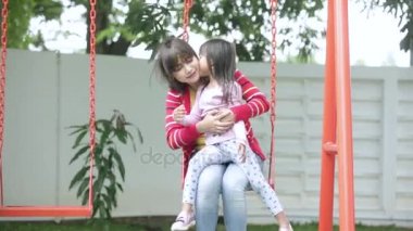   Anne kızı salıncakta öpüşme