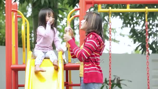 Vrolijk meisje en moeder spelen zeepbellen — Stockvideo