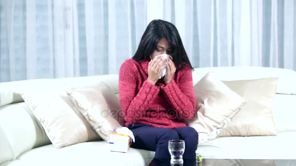 Больная женщина пьет наркотик — стоковое видео