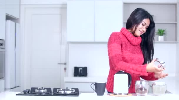 Mujer hace café en la cocina — Vídeos de Stock