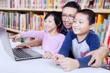 Neşeli kütüphanede öğretmen öğrencilerle