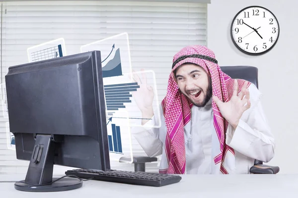 Arabe homme d'affaires semble choqué par son succès — Photo