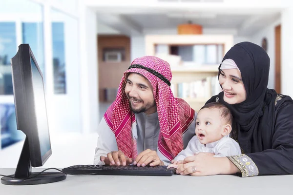 Arabská rodina tráví čas doma — Stock fotografie