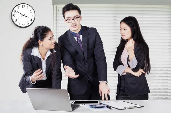 Gruppo di lavoro che discute in una riunione di lavoro — Foto Stock