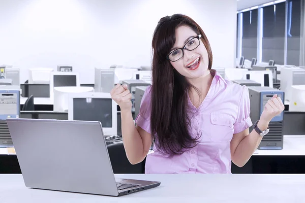 Affärskvinna med laptop på arbetsplatsen — Stockfoto