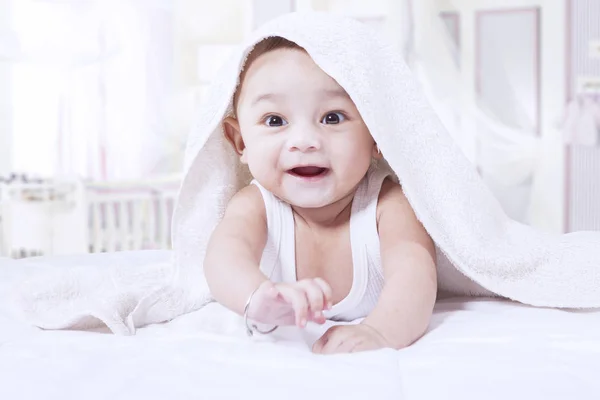 Menino alegre sob toalha — Fotografia de Stock