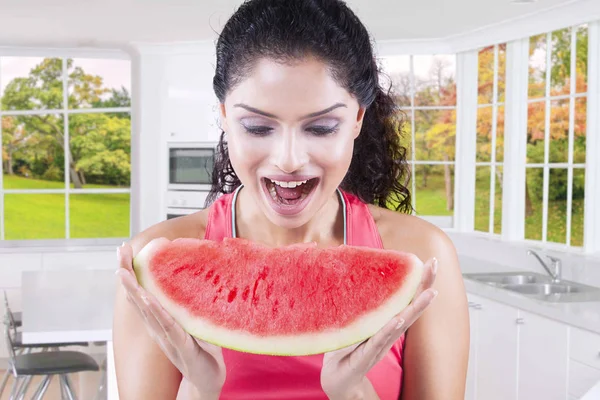 Modelo alegre desfrutar de melancia em casa — Fotografia de Stock