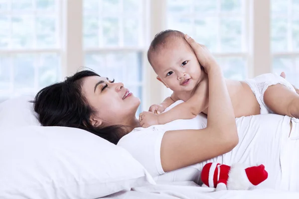 Söt baby palying med sin mamma — Stockfoto