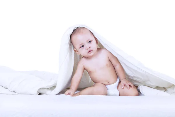 Χαριτωμένο μωρό κάτω από κουβέρτα - απομονωμένη — Φωτογραφία Αρχείου