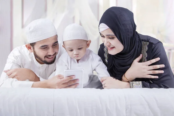 Familie schaut sich Video auf Smartphone an — Stockfoto