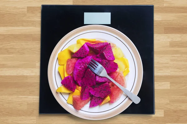 Frutas y tenedor con escamas en mesa de madera —  Fotos de Stock