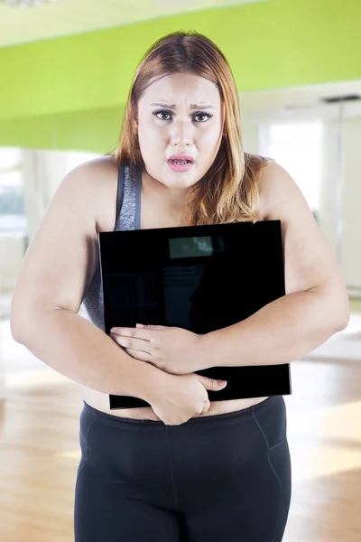 Wanita kelebihan berat badan yang frustrasi memegang skala digital — Stok Foto