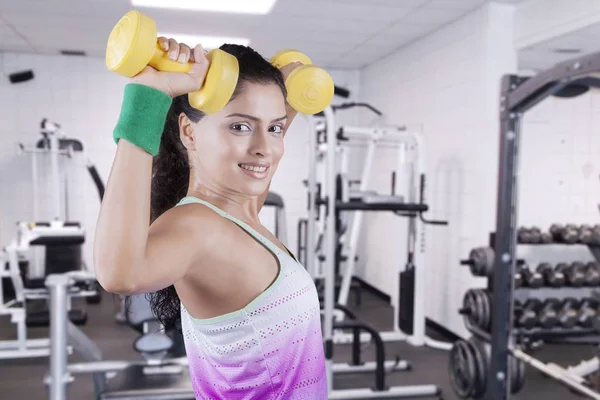 Donna sana esercizio con manubri in palestra — Foto Stock