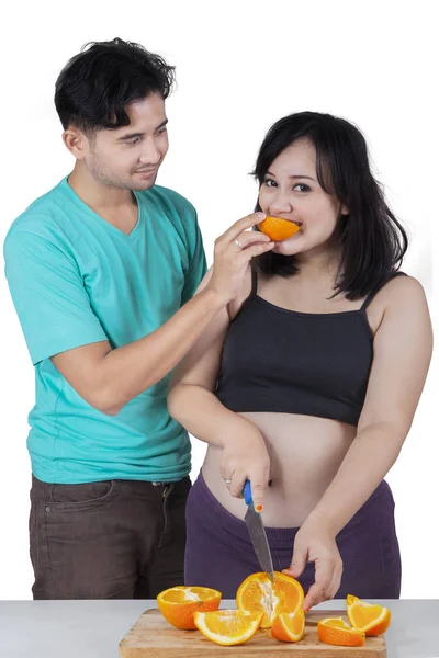 Marido dando laranja fresca para sua esposa — Fotografia de Stock