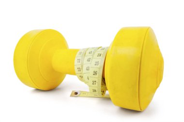 Sarı barbell ile ölçüm bandı