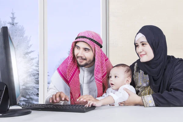 Famille musulmane utilisant un ordinateur en hiver — Photo