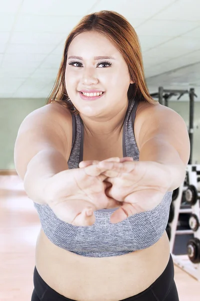 Obese female exercising in the fitness center — Stock Photo, Image