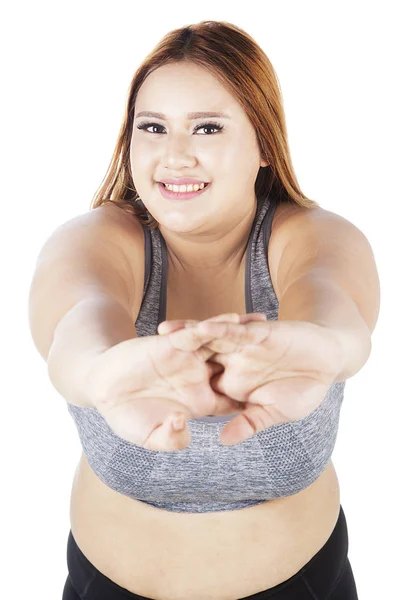 Fettleibige Frau dehnt sich im Studio — Stockfoto