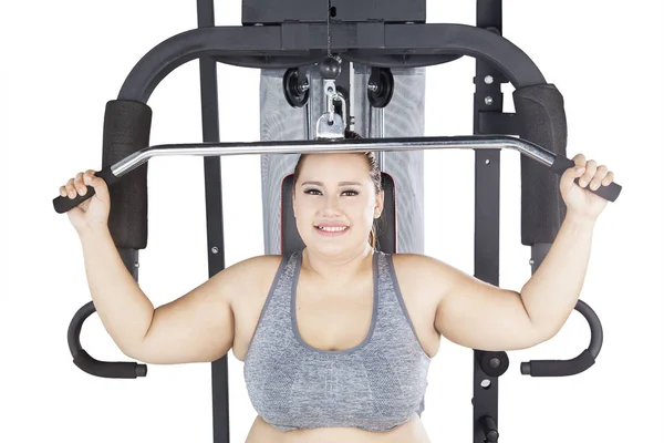 Υπέρβαρη γυναίκα άσκησης σε μια μηχανή καλώδιο — Φωτογραφία Αρχείου
