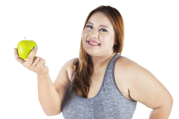 Mulher com excesso de peso segurando maçã no estúdio — Fotografia de Stock