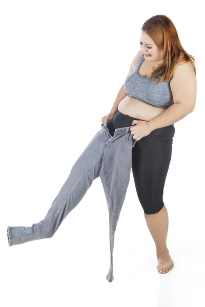 超重的女人穿着旧牛仔裤 — 图库照片