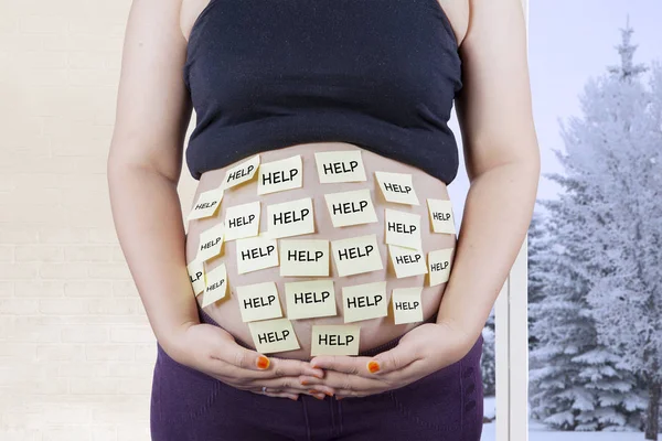 孕妇肚子的帮助文本 — 图库照片