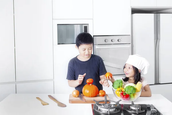 Zwei Kinder spielen mit Gemüse — Stockfoto