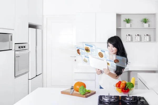 Vrouw en digitale tablet met virtuele recepten — Stockfoto