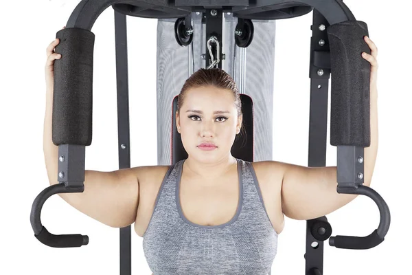 Bir omuz basın makinede egzersiz kadın — Stok fotoğraf