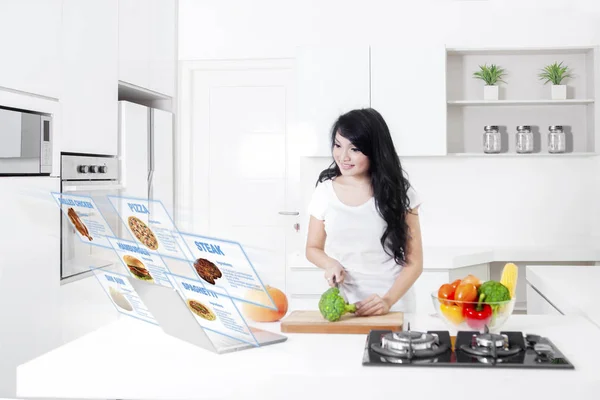 Kvinna med virtuella recept och laptop hemma — Stockfoto