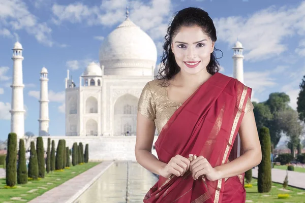 Mujer joven con el fondo Taj Mahal — Foto de Stock