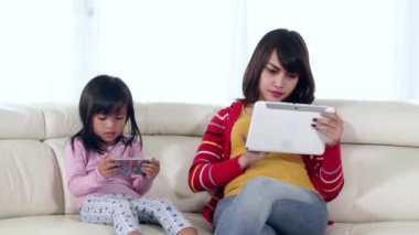 Çocuk ve anne kullanır Gadget'ı