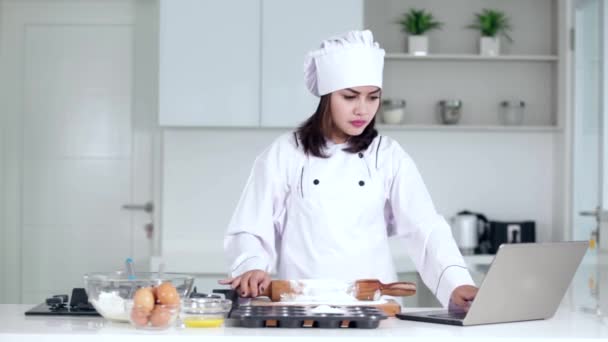 困惑的女人在厨房里做蛋糕 — 图库视频影像
