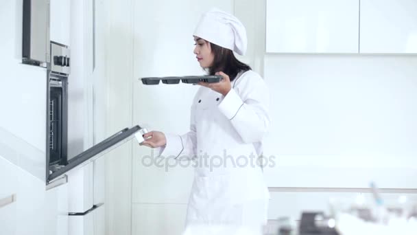 Pastel de cocina femenina en horno — Vídeos de Stock