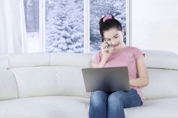 Jonge vrouw spreken op smartphone — Stockfoto