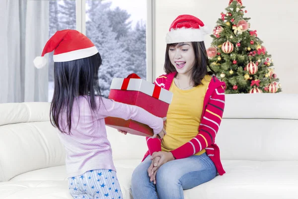 Jeune femme obtient des cadeaux de son enfant — Photo